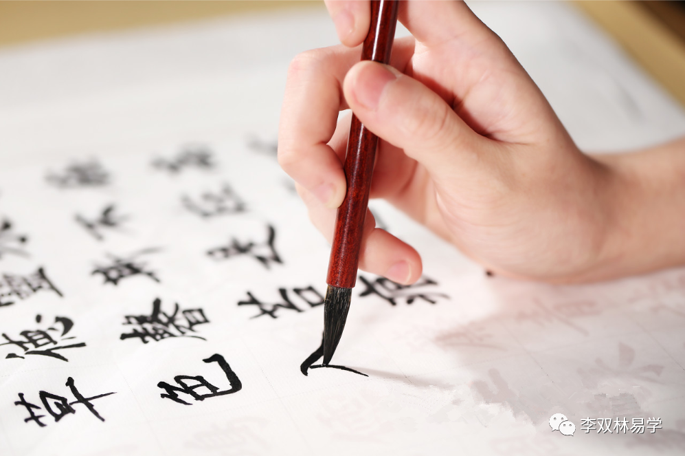 从小体弱多病，至今每天都在吃药。李双林