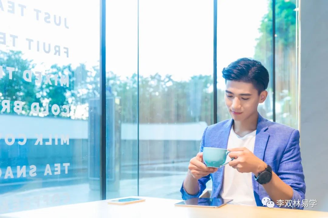 要想成为幸运的人，先要努力改变自己。李双林